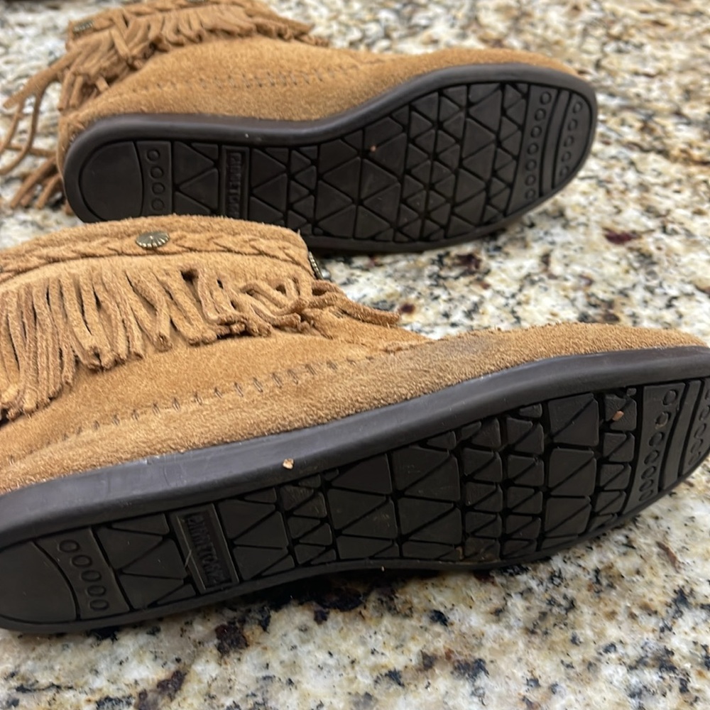 MinneTonka  Size 7.5 - Picture 3 of 4